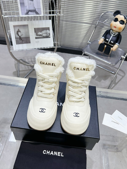 MARTIN BOOTS IN WHITE CALFSKIN AND LAMB FUR LINING