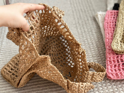 BLACK EMBROIDED LOGO TOTE BAG 40 IN BROWN WOVEN RAFFIA