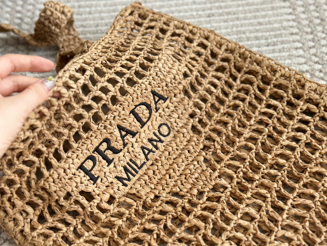 BLACK EMBROIDED LOGO TOTE BAG 40 IN BROWN WOVEN RAFFIA