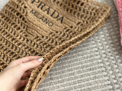 BLACK EMBROIDED LOGO TOTE BAG 40 IN BROWN WOVEN RAFFIA