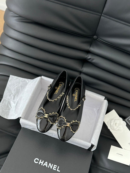 CC BALLET FLATS IN BLACK LAMBSKIN WITH GOLD HARDWARE