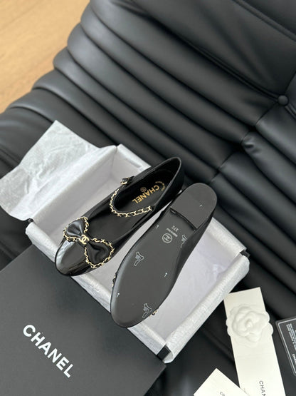 CC BALLET FLATS IN BLACK LAMBSKIN WITH GOLD HARDWARE