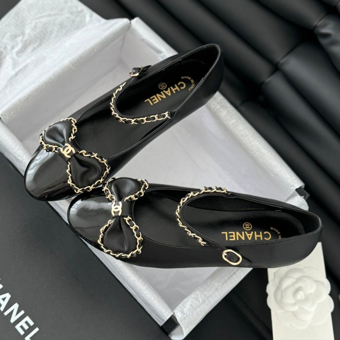 CC BALLET FLATS IN BLACK LAMBSKIN WITH GOLD HARDWARE