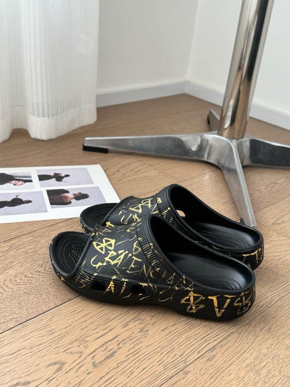 POOL GRAFFITI CROCS SLIDE SANDALS IN BLACK AND YELLOW RUBBER