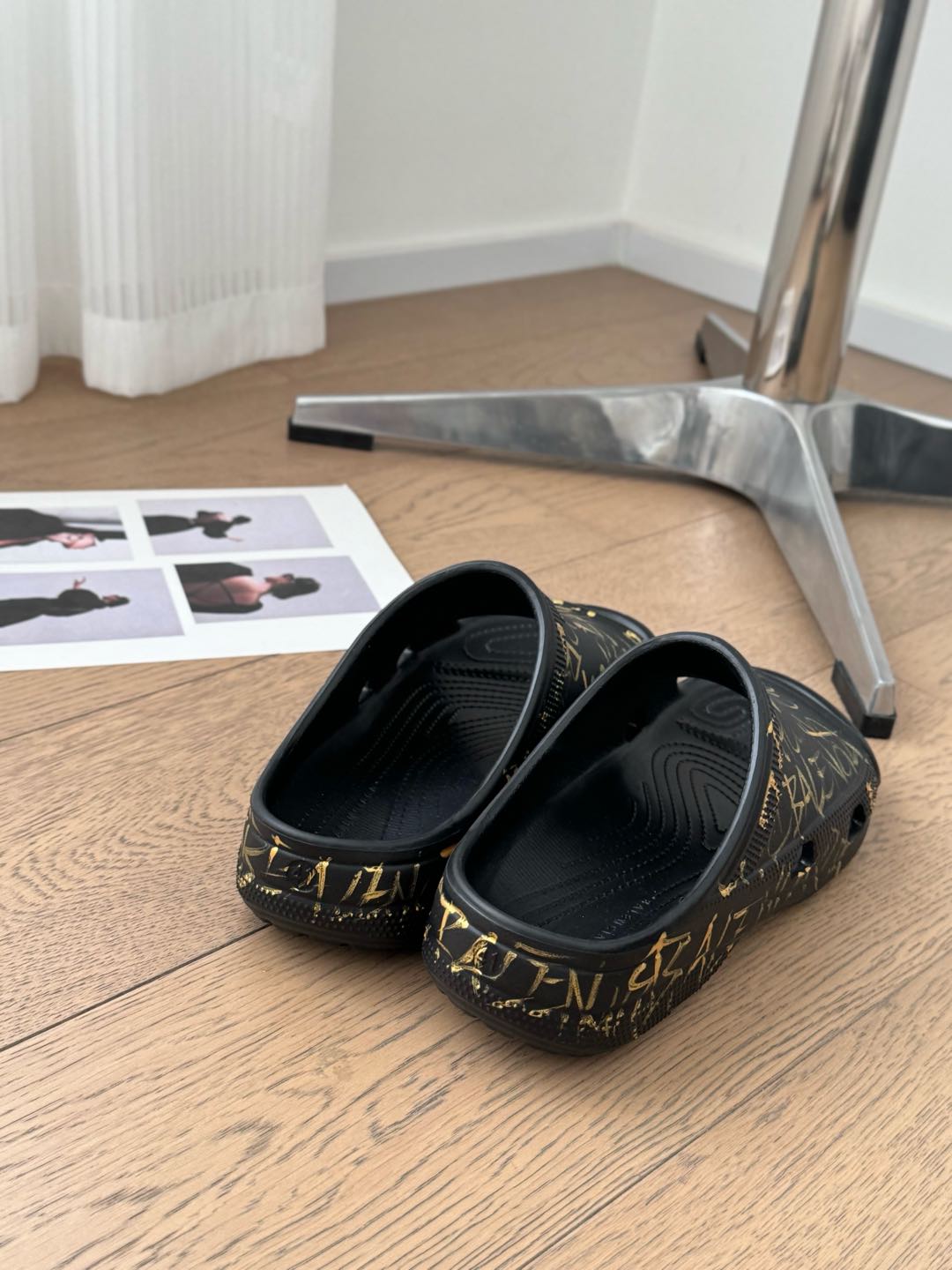 POOL GRAFFITI CROCS SLIDE SANDALS IN BLACK AND YELLOW RUBBER