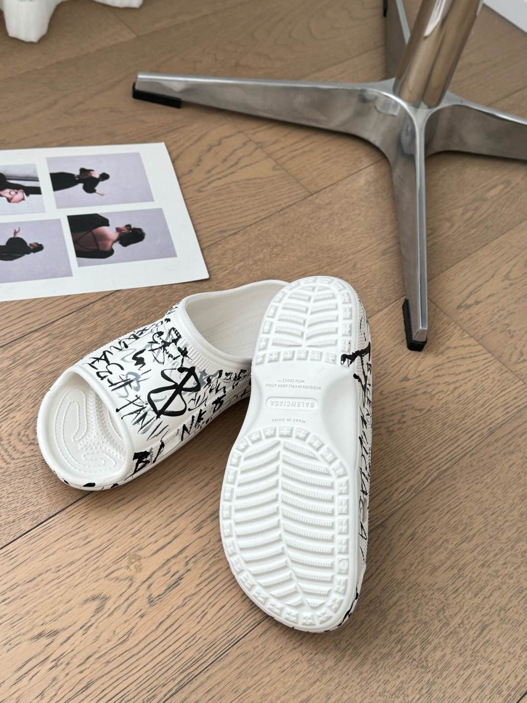 POOL GRAFFITI CROCS SLIDE SANDALS IN WHITE AND BLACK RUBBER