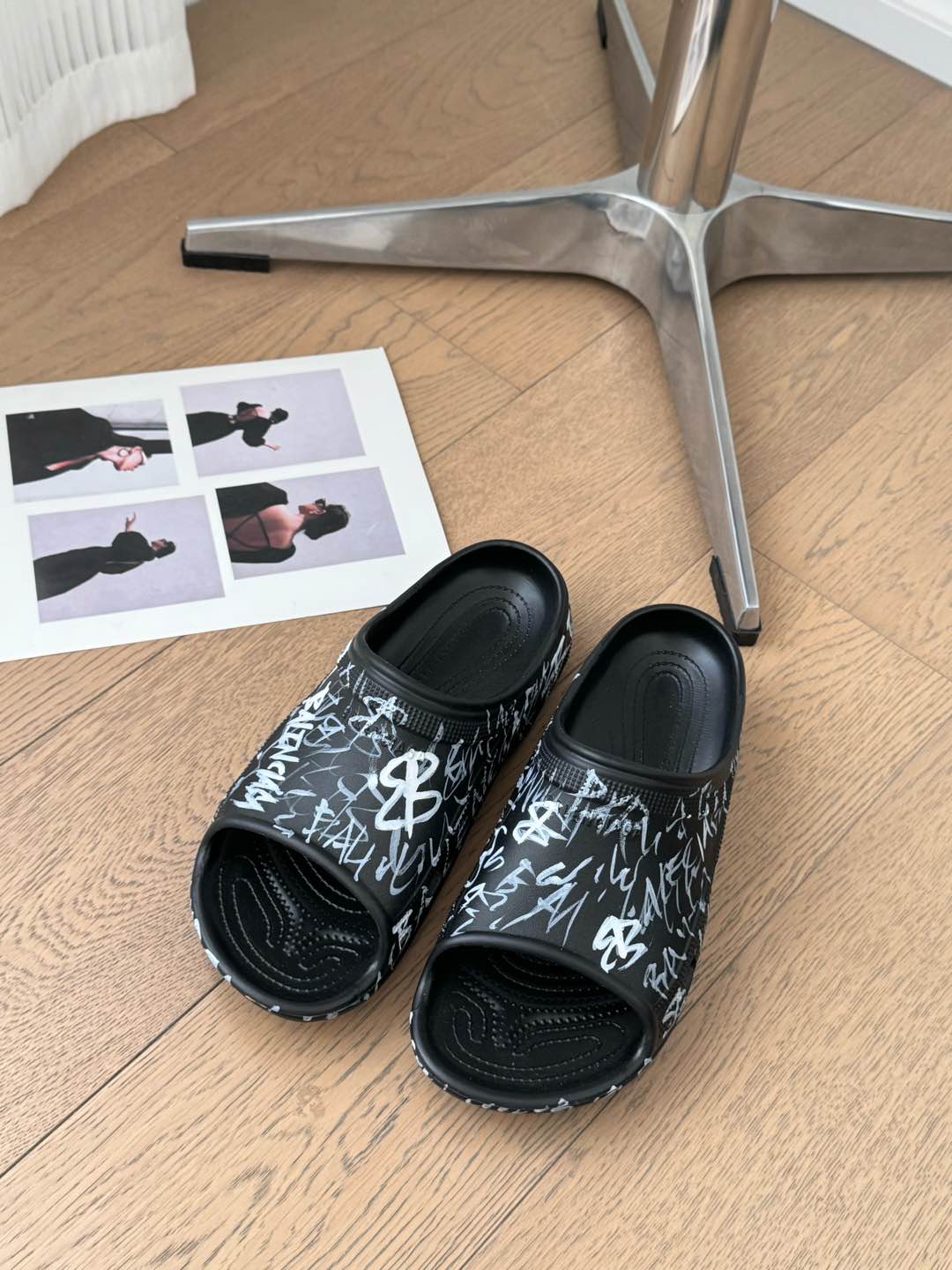 POOL GRAFFITI CROCS SLIDE SANDALS IN BLACK AND WHITE RUBBER