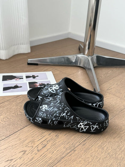POOL GRAFFITI CROCS SLIDE SANDALS IN BLACK AND WHITE RUBBER