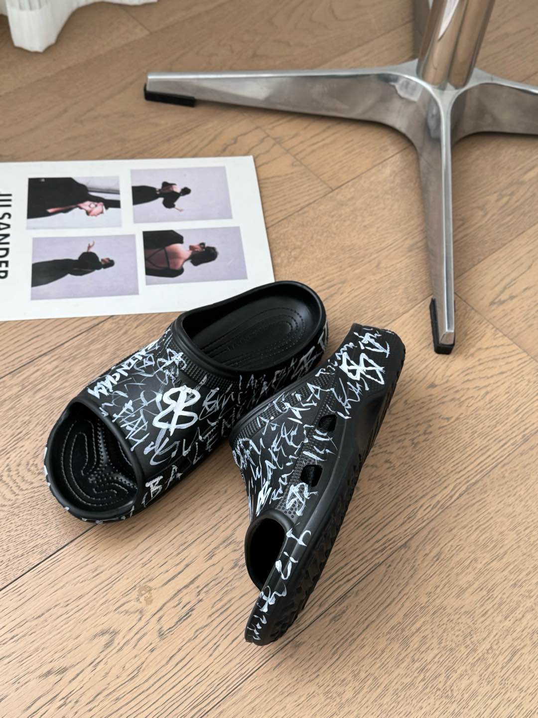 POOL GRAFFITI CROCS SLIDE SANDALS IN BLACK AND WHITE RUBBER