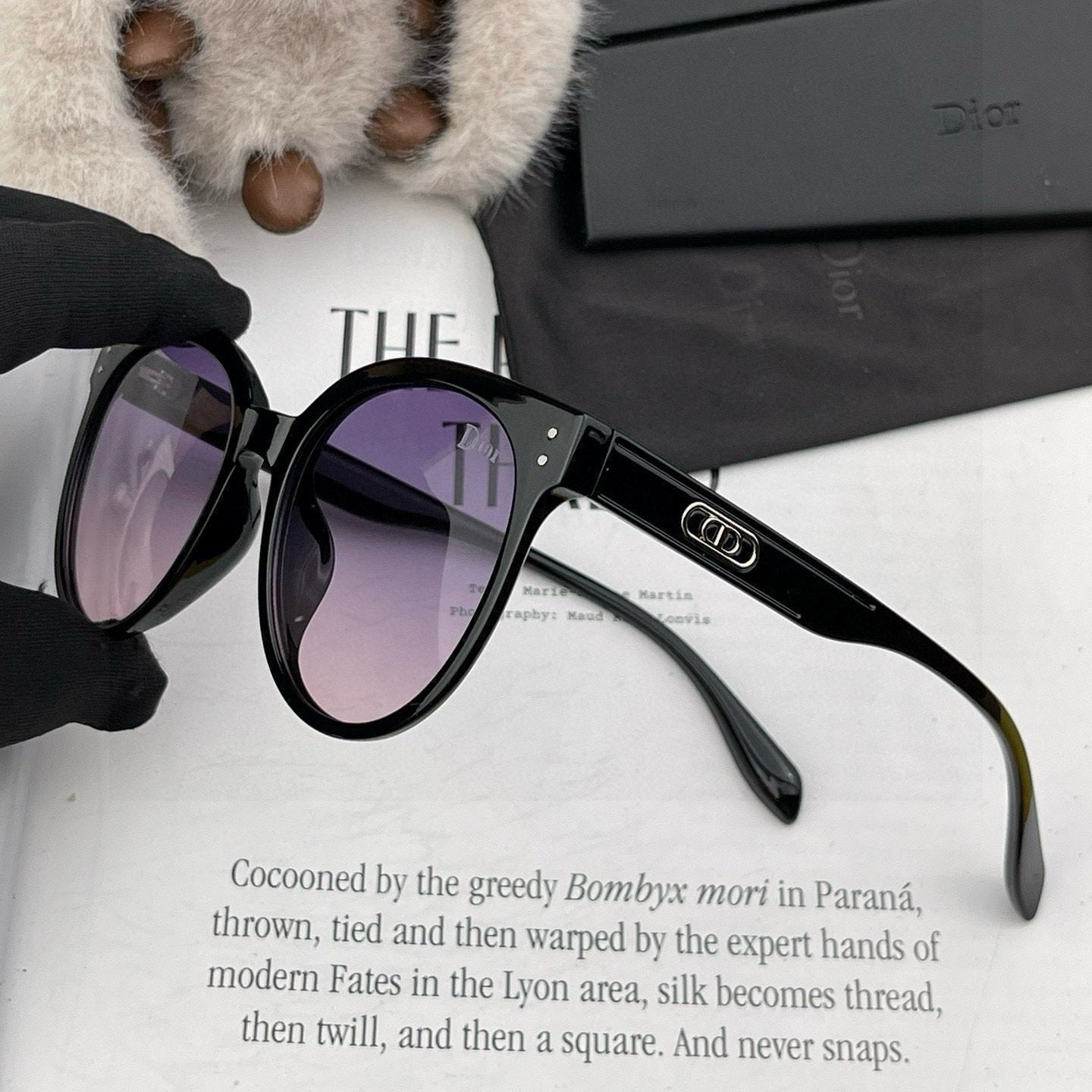 MONTAIGNE SUNGLASS CD5106 IN BLACK ACETATE