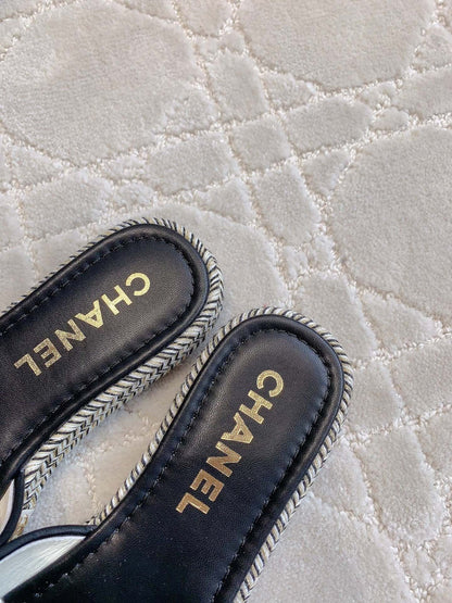 PLATFORM SLIPPERS IN WHITE WOOL AND BLACK LAMBSKIN