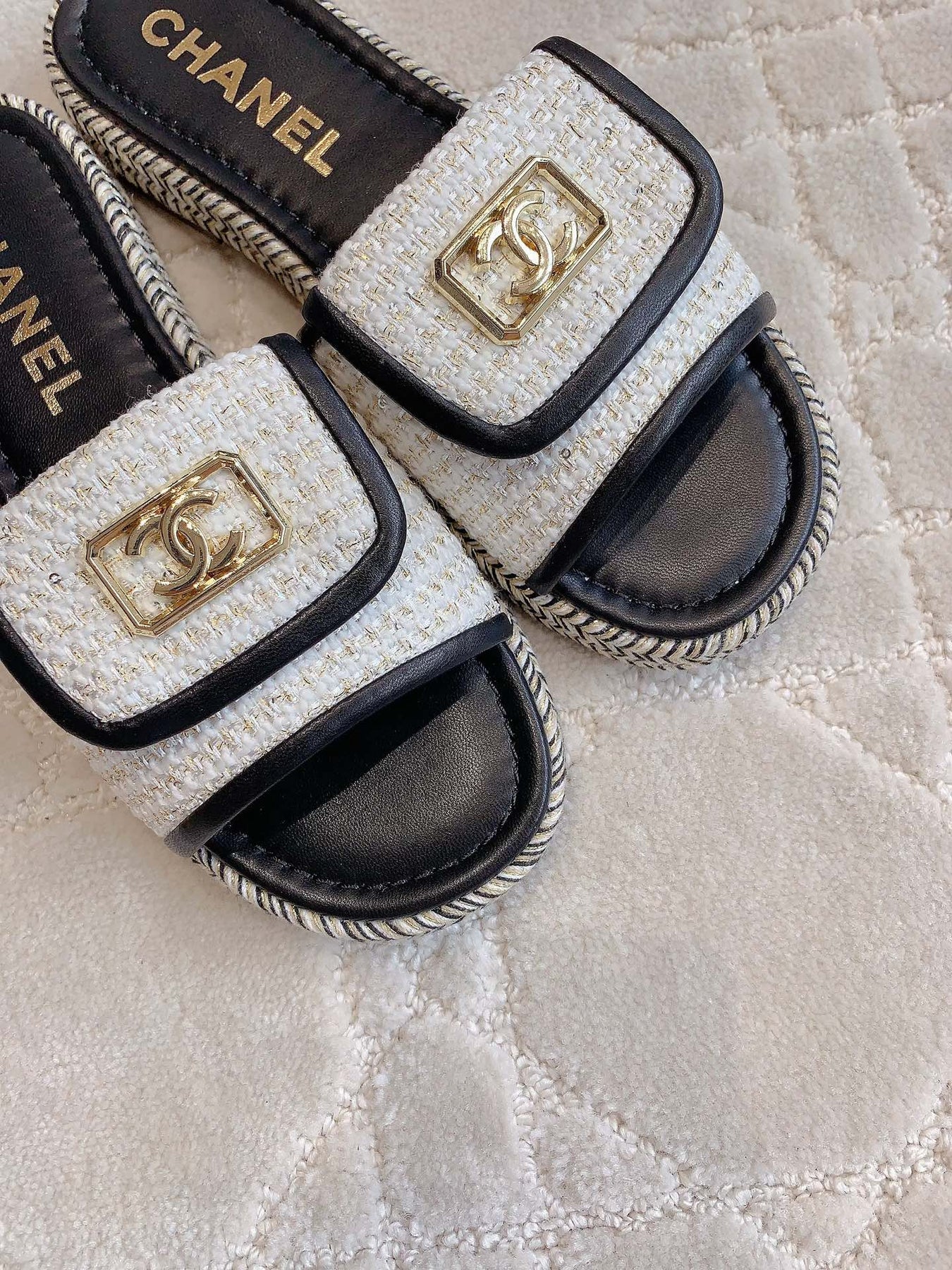 PLATFORM SLIPPERS IN WHITE WOOL AND BLACK LAMBSKIN