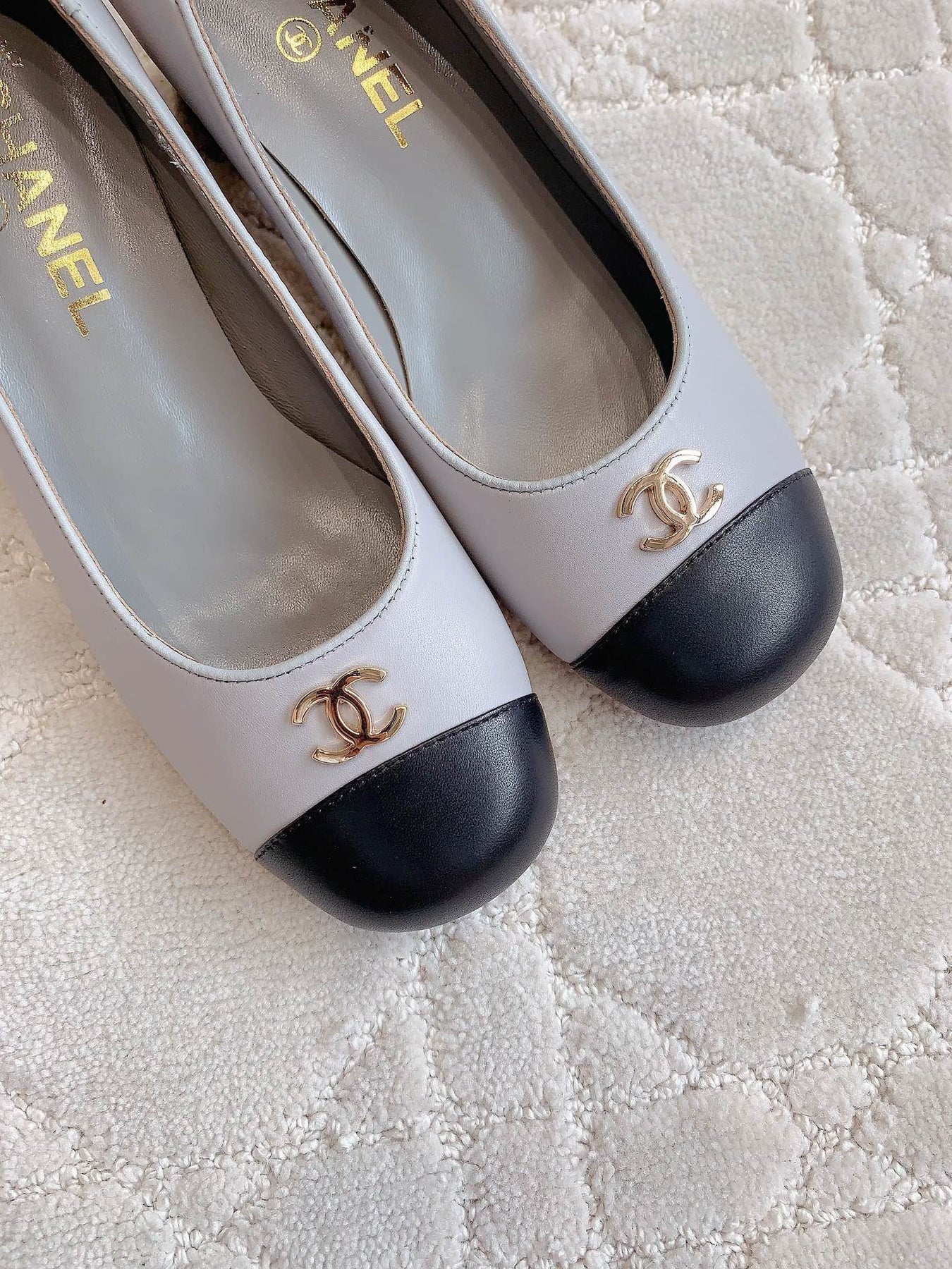 PUMP ROUNG TOE IN SLATE GREY MIX BLACK SHEEPSKIN