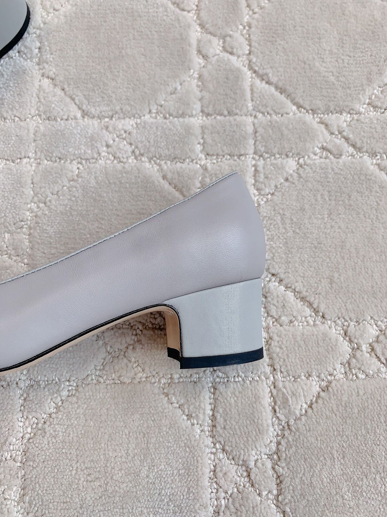 PUMP ROUNG TOE IN SLATE GREY MIX BLACK SHEEPSKIN