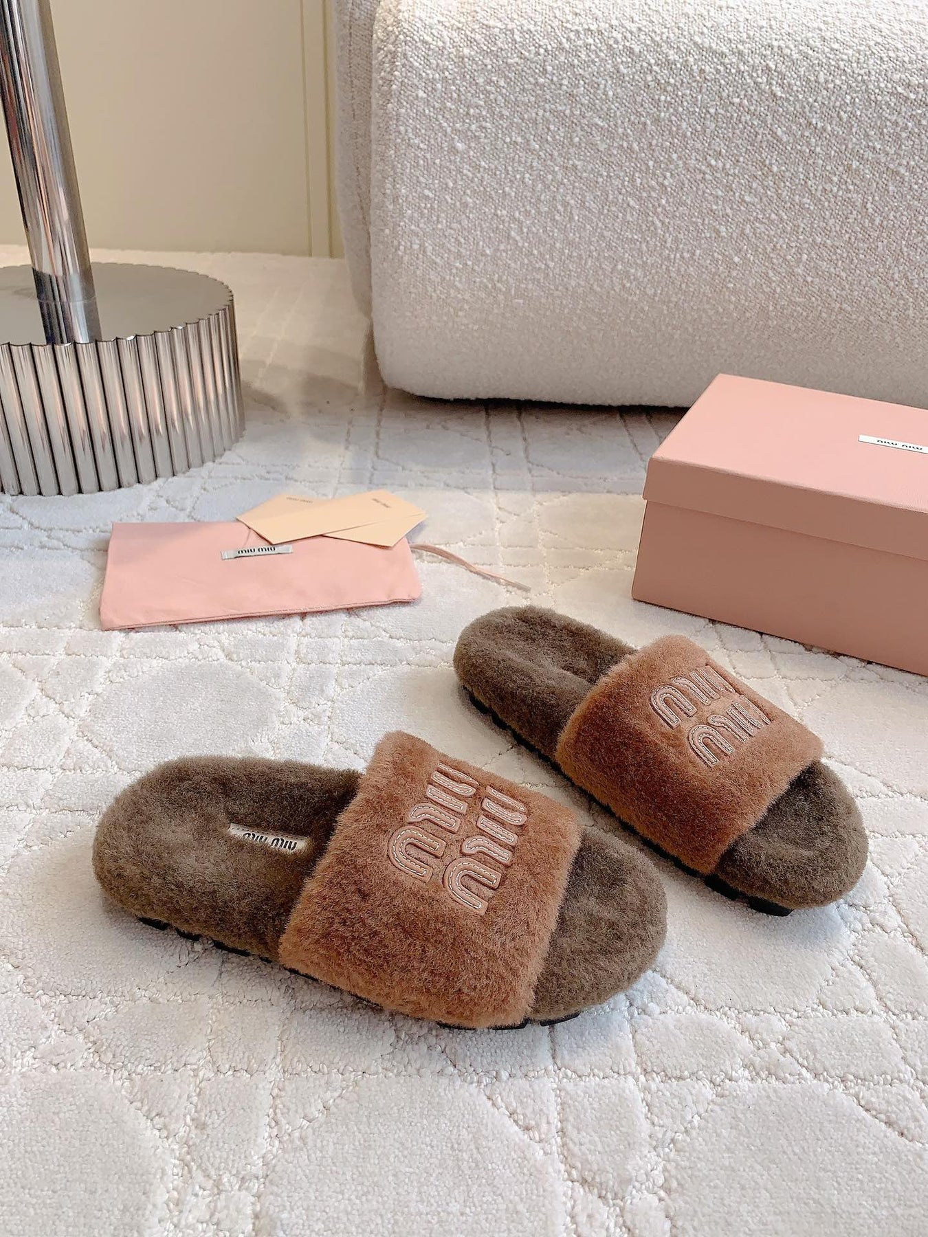 RABBIT FUR SLIPPERS BROWN WITH EMBROIDED LOGO