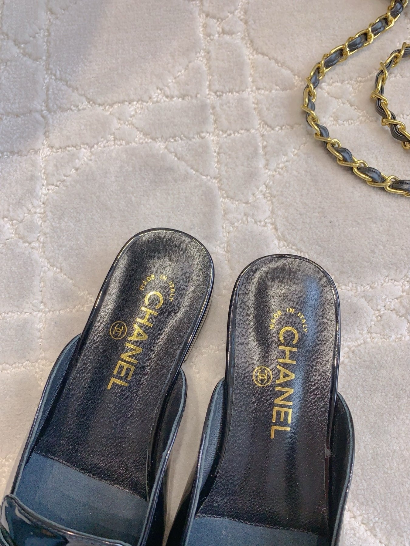 FLAT MULE 2 CM IN BLACK PATENT CALFSKIN