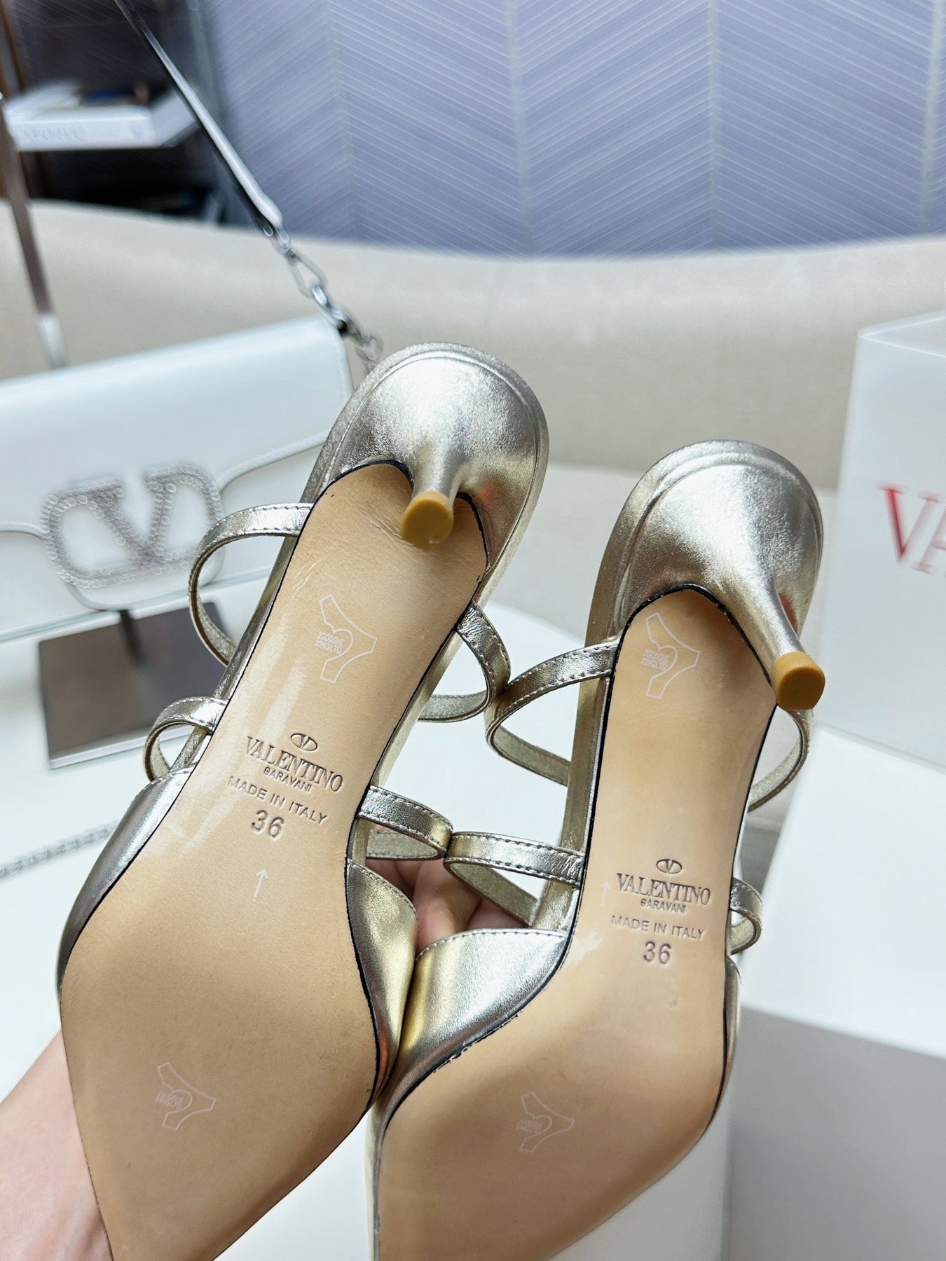 ROCKSTUD WISPY GOLD CALFSKIN MULE 60MM