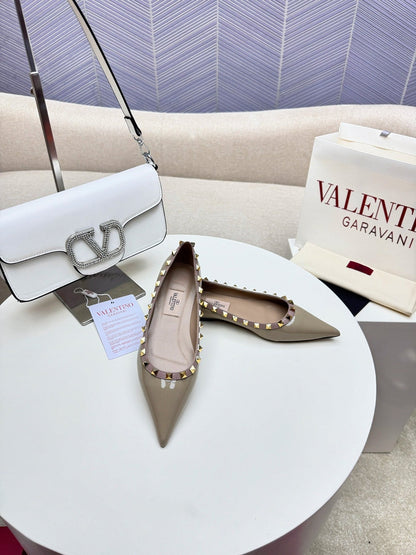 ROCKSTUD FLAT PUMP IN SAND BROWN CALFSKIN