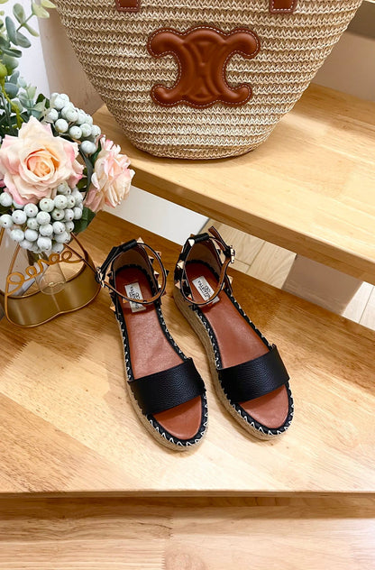 ROCKSTUD FLATFORM SANDAL IN BLACK CALFSKIN