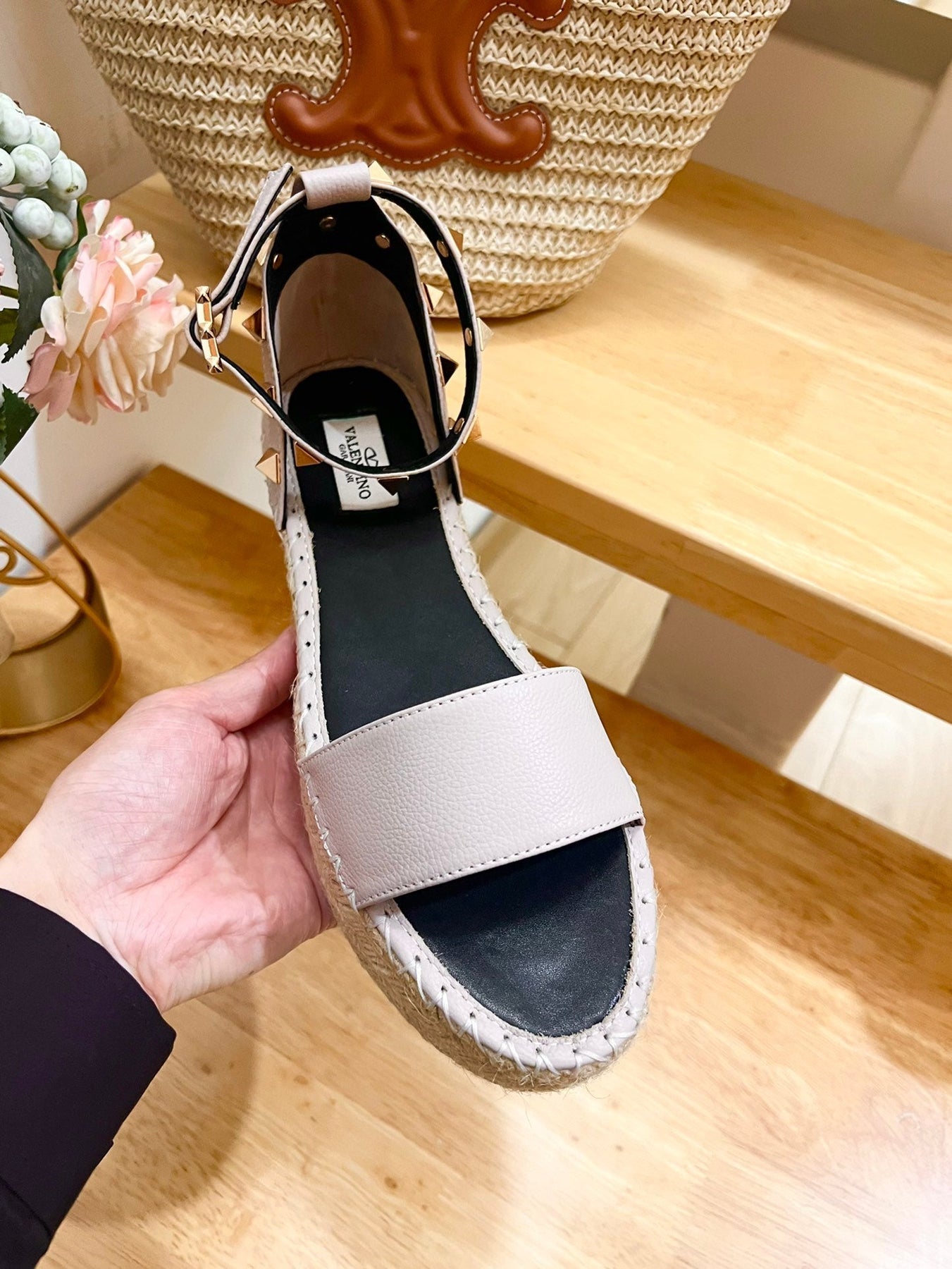 ROCKSTUD FLATFORM SANDAL IN SOFT PINK CALFSKIN