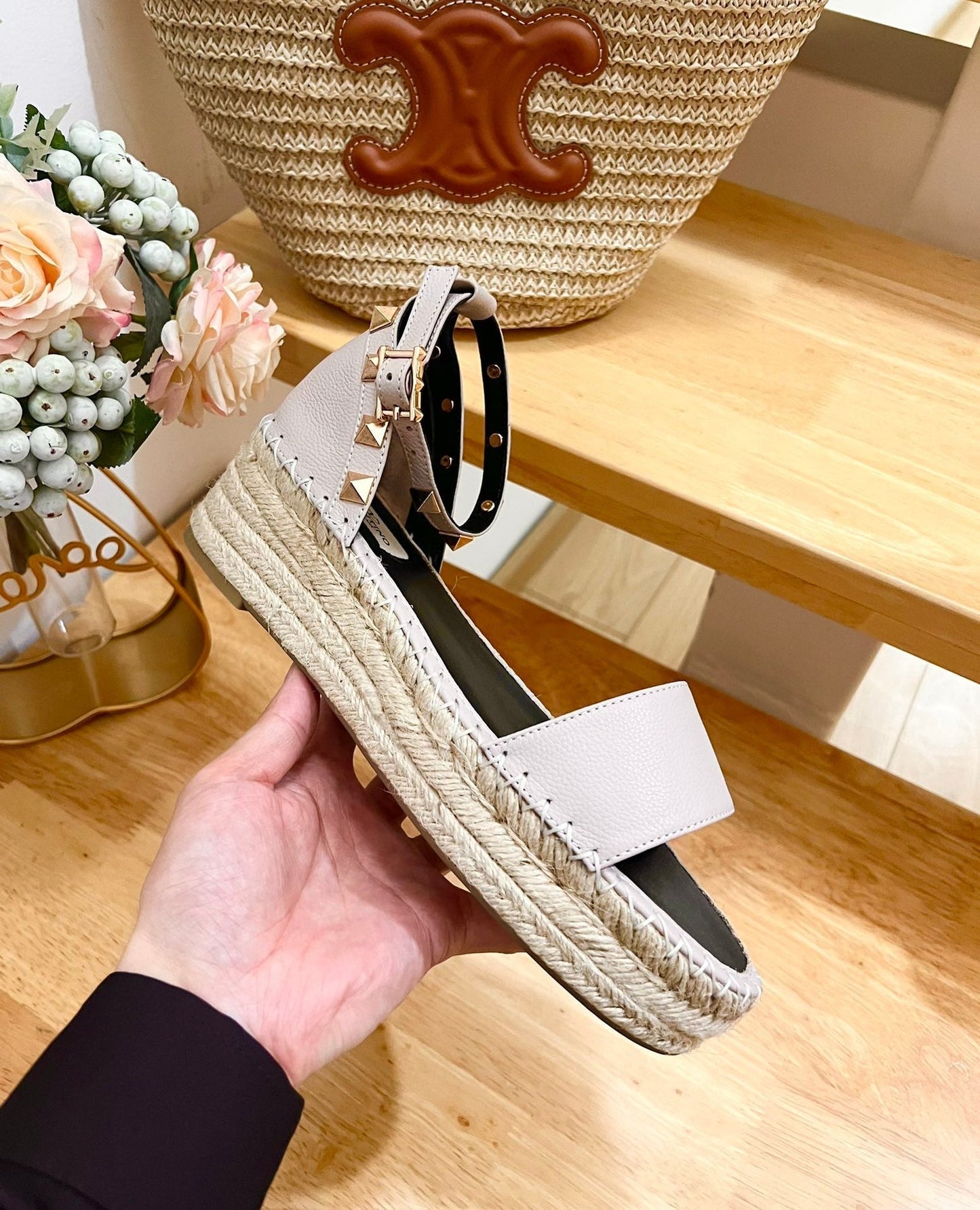 ROCKSTUD FLATFORM SANDAL IN SOFT PINK CALFSKIN