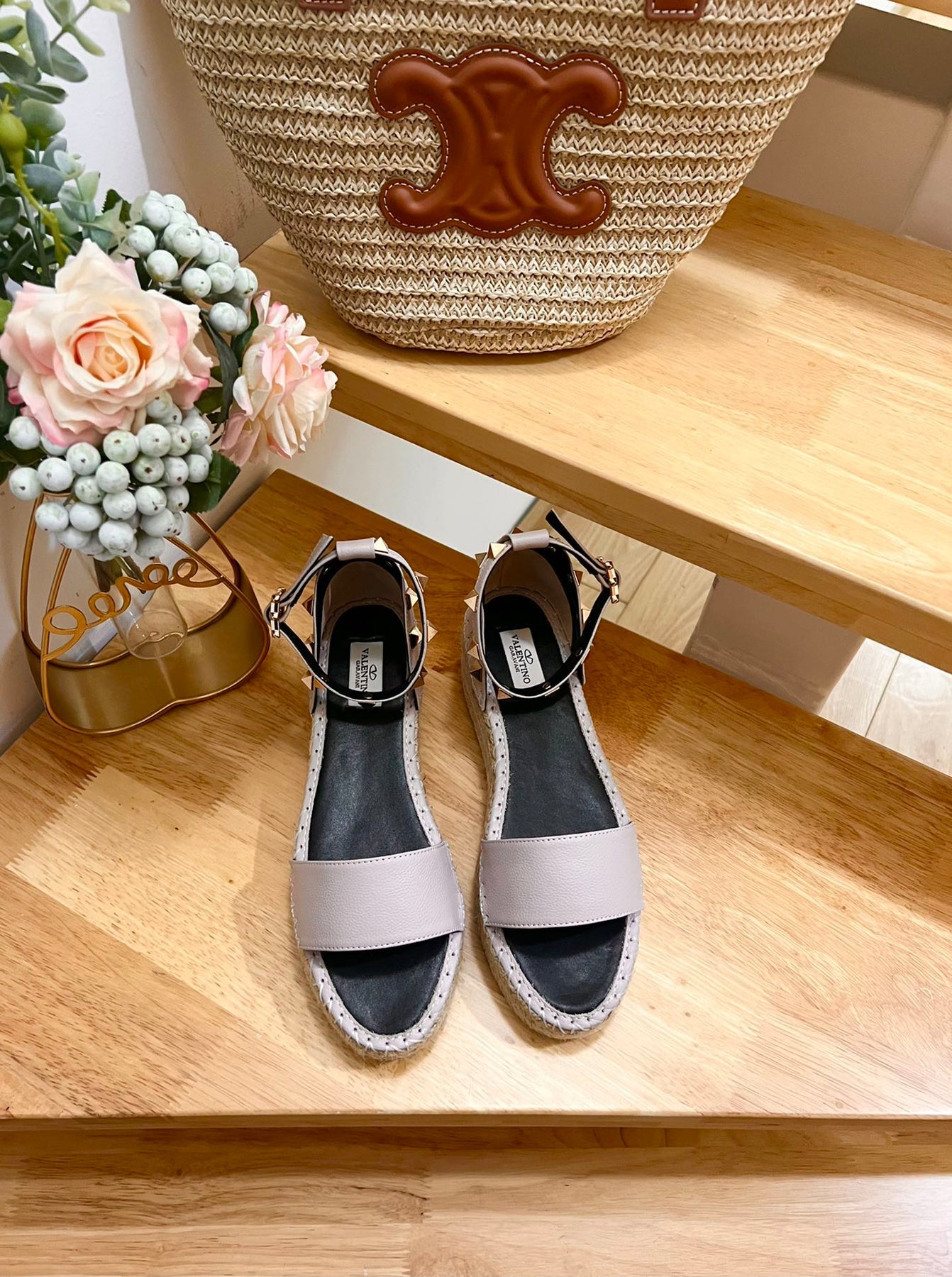 ROCKSTUD FLATFORM SANDAL IN SOFT PINK CALFSKIN