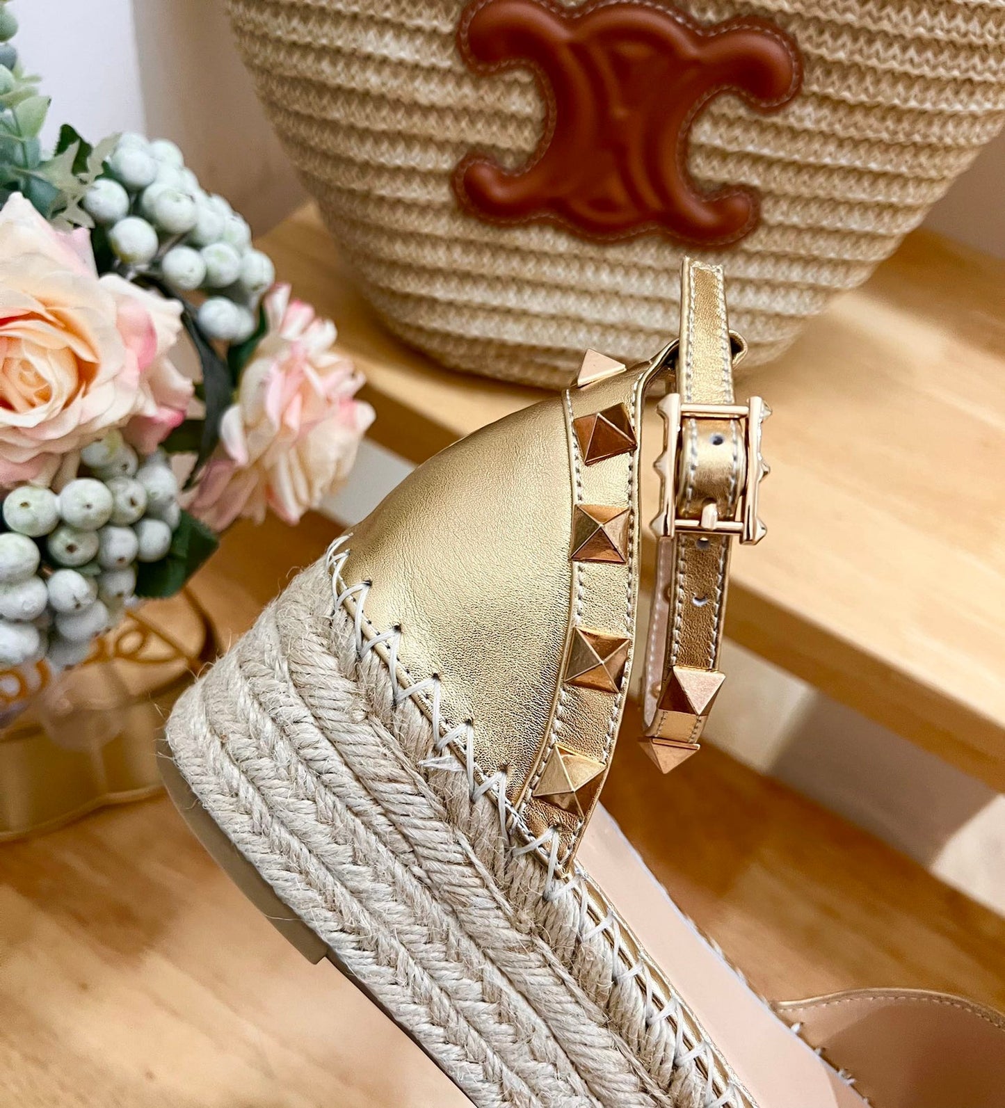 ROCKSTUD FLATFORM SANDAL IN GOLD CALFSKIN