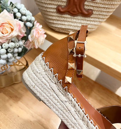 ROCKSTUD FLATFORM SANDAL IN CHOCOLATE BROWN CALFSKIN