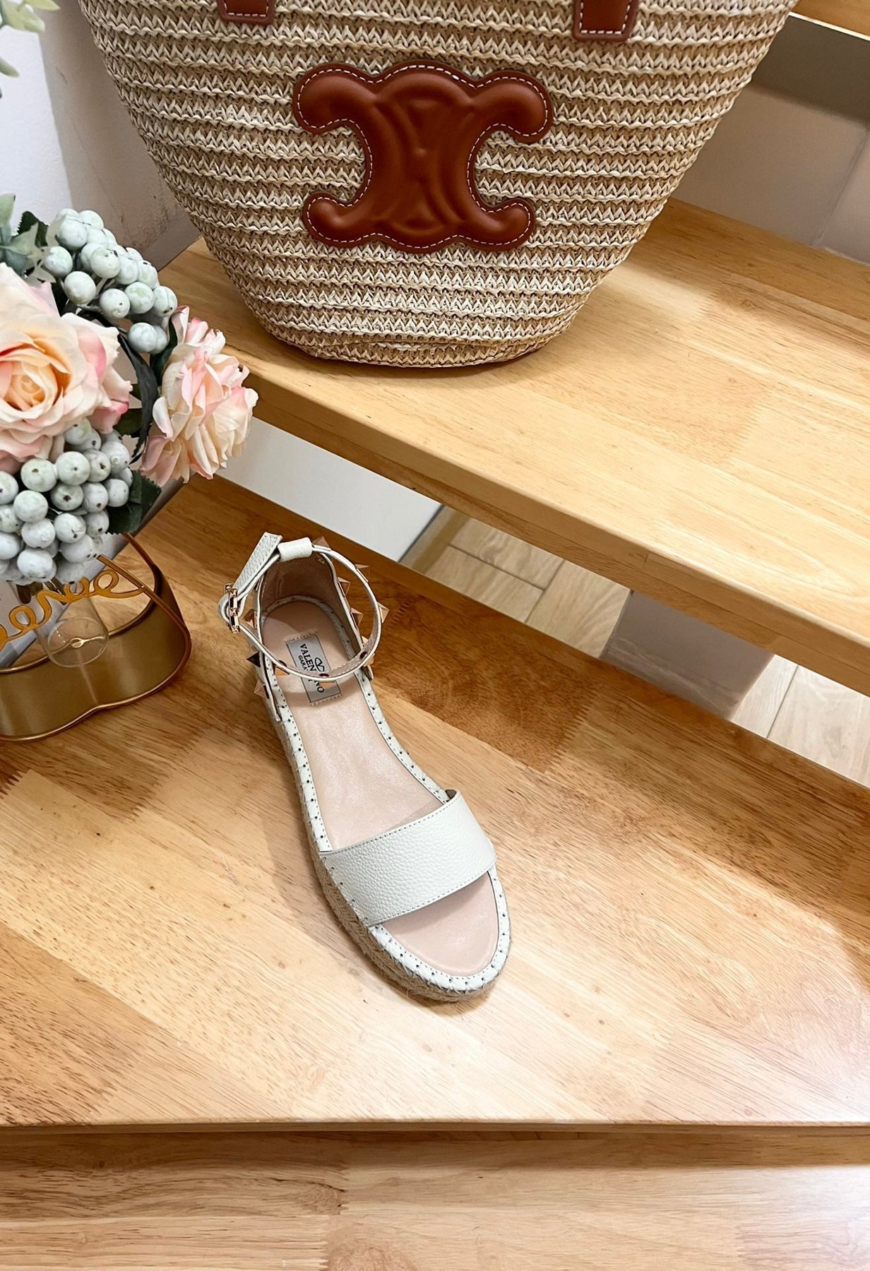 ROCKSTUD FLATFORM SANDAL IN WHITE CALFSKIN