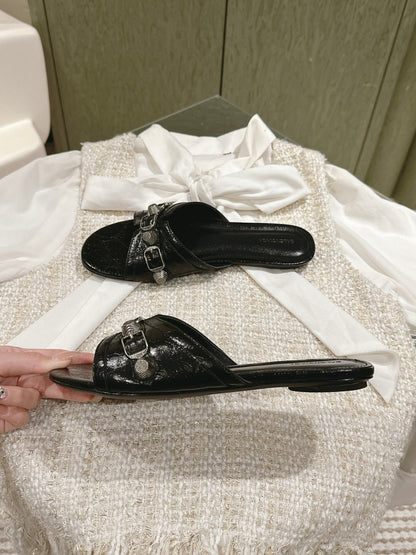 CAGOLE FLAT SANDALS IN BLACK WAX-OIL SHEEPSKIN