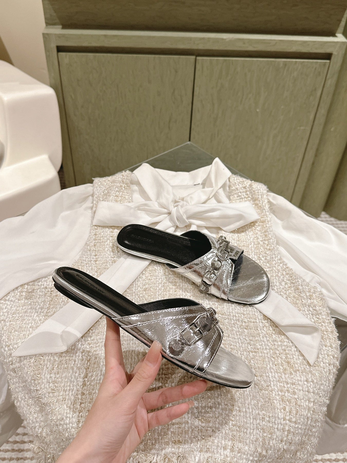 CAGOLE FLAT SANDALS IN SILVER WAX-OIL SHEEPSKIN