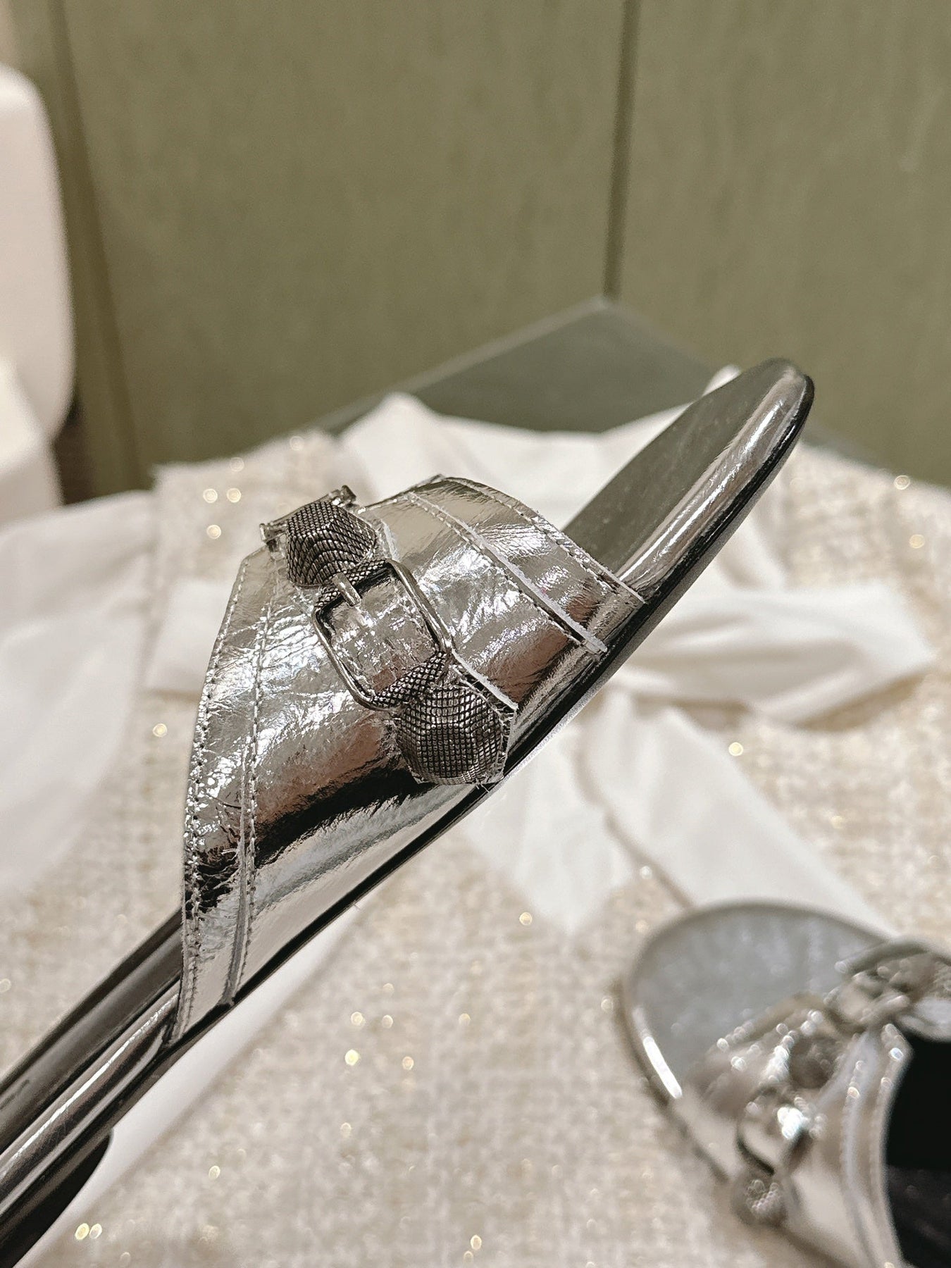 CAGOLE FLAT SANDALS IN SILVER WAX-OIL SHEEPSKIN