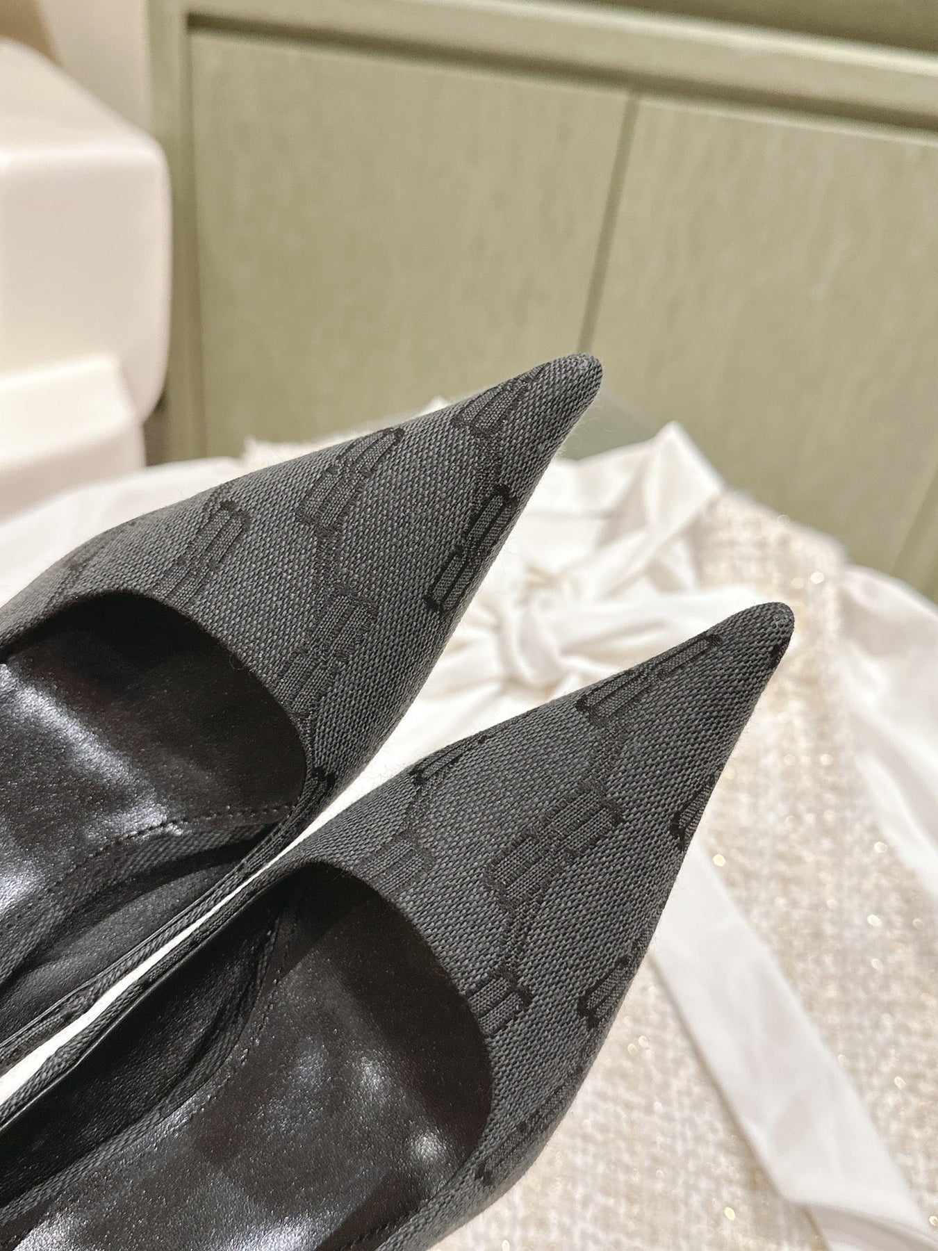 POINTED HIGH PUMPS IN BLACK MONOGRAM JACQUARD FABRIC