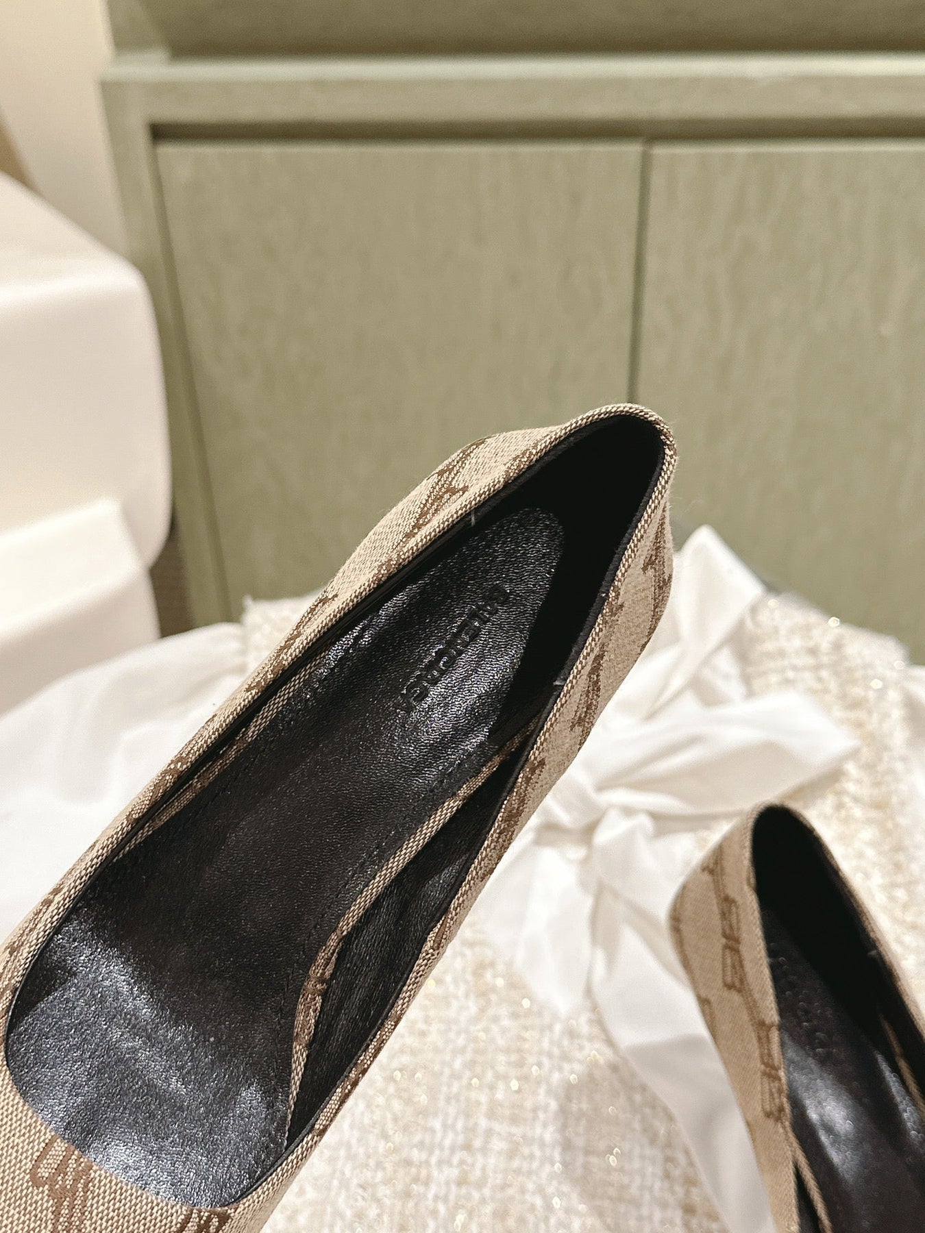 POINTED HIGH PUMPS IN BEIGE MONOGRAM JACQUARD FABRIC