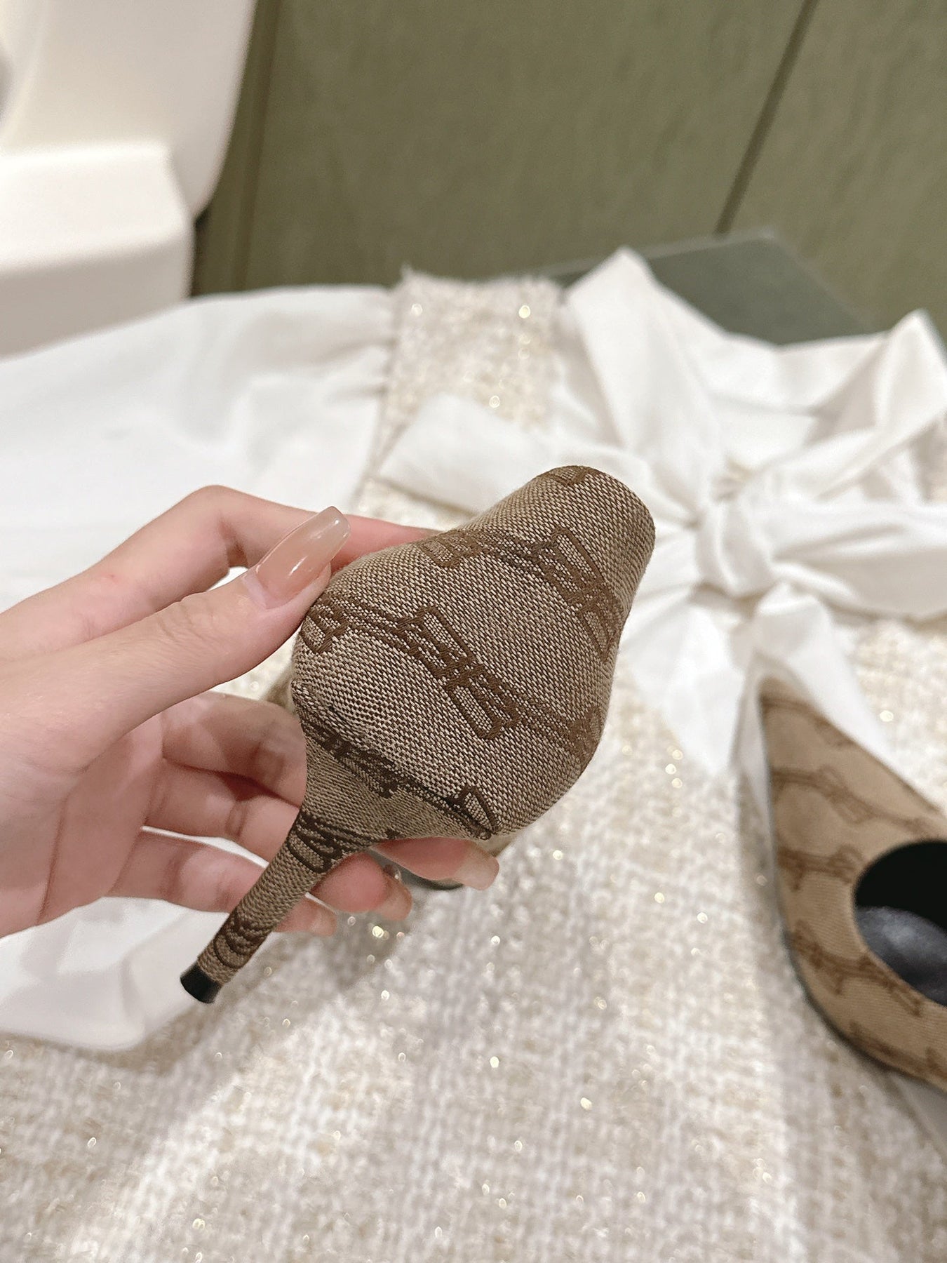 POINTED HIGH PUMPS IN BEIGE MONOGRAM JACQUARD FABRIC