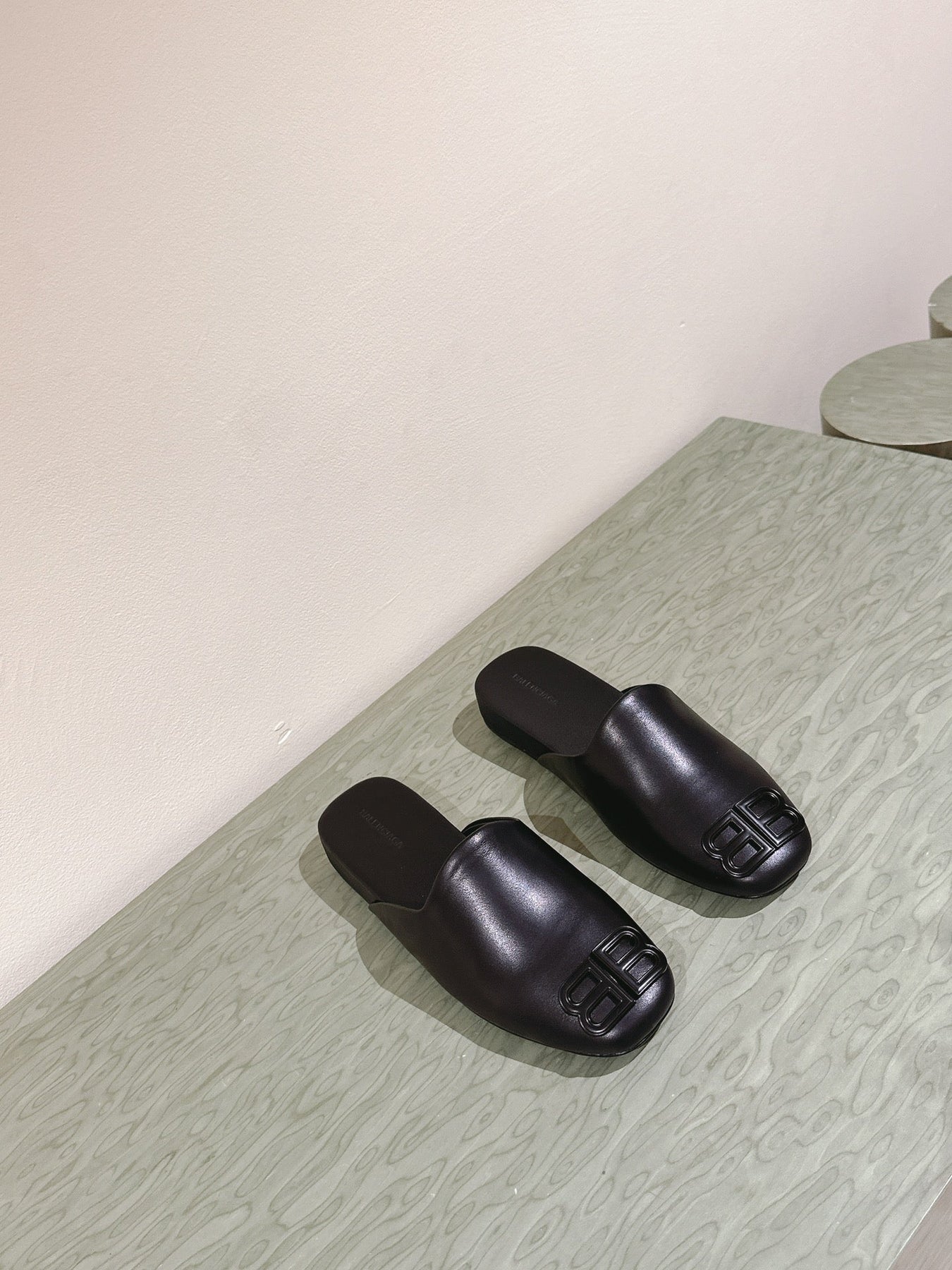 BLACK SHINY LAMBSKIN SQUARE TOE FLAT MULES BLACK BUCKLE