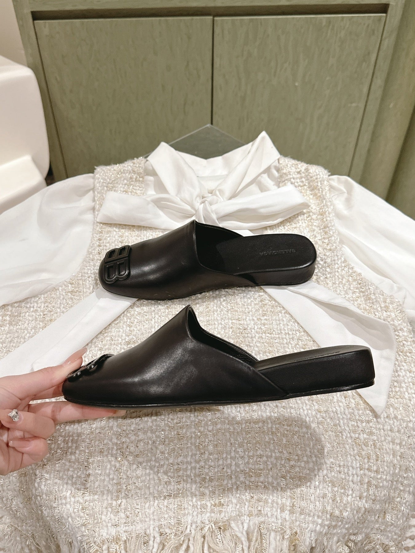 BLACK SHINY LAMBSKIN SQUARE TOE FLAT MULES BLACK BUCKLE