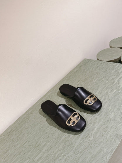 FLAT MULES IN BLACK SMOOTH CALFSKIN GOLD BUCKLE