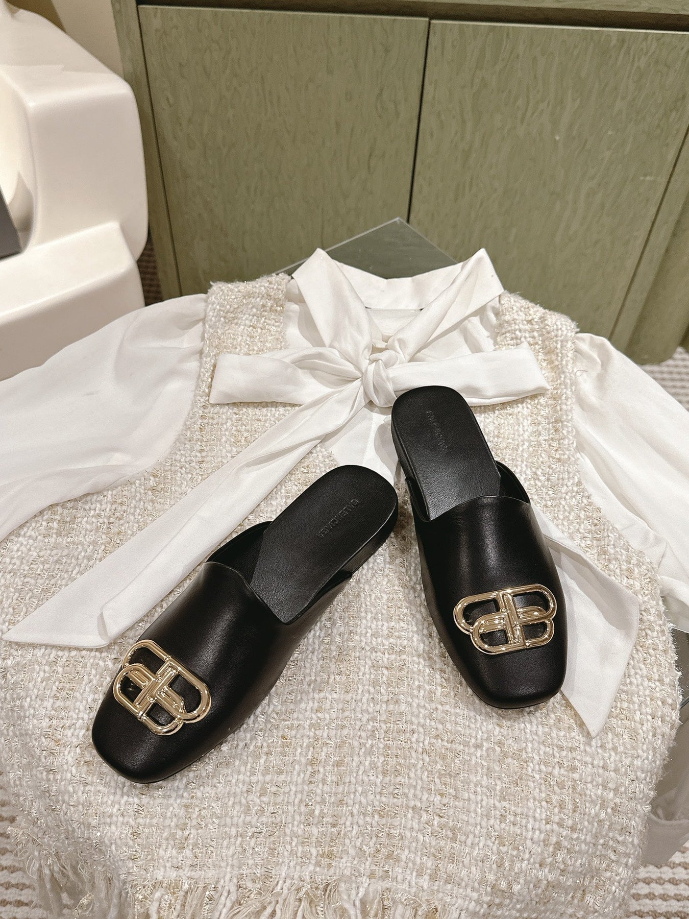 FLAT MULES IN BLACK SMOOTH CALFSKIN GOLD BUCKLE