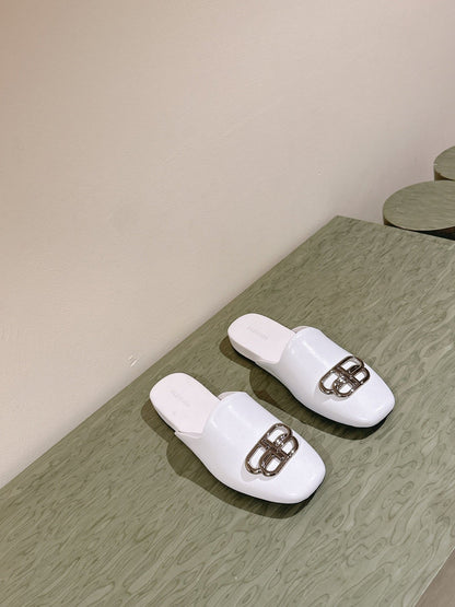 FLAT MULES IN WHITE SMOOTH CALFSKIN SILVER BUCKLE