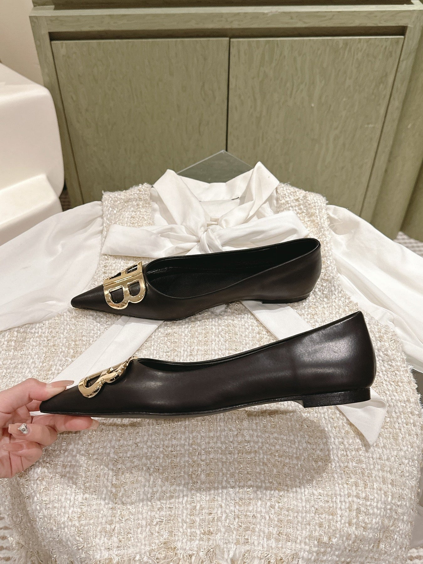 POINTED BB GOLD BUCKLE BALLET FLAT IN BLACK SMOOTH LAMBSKIN