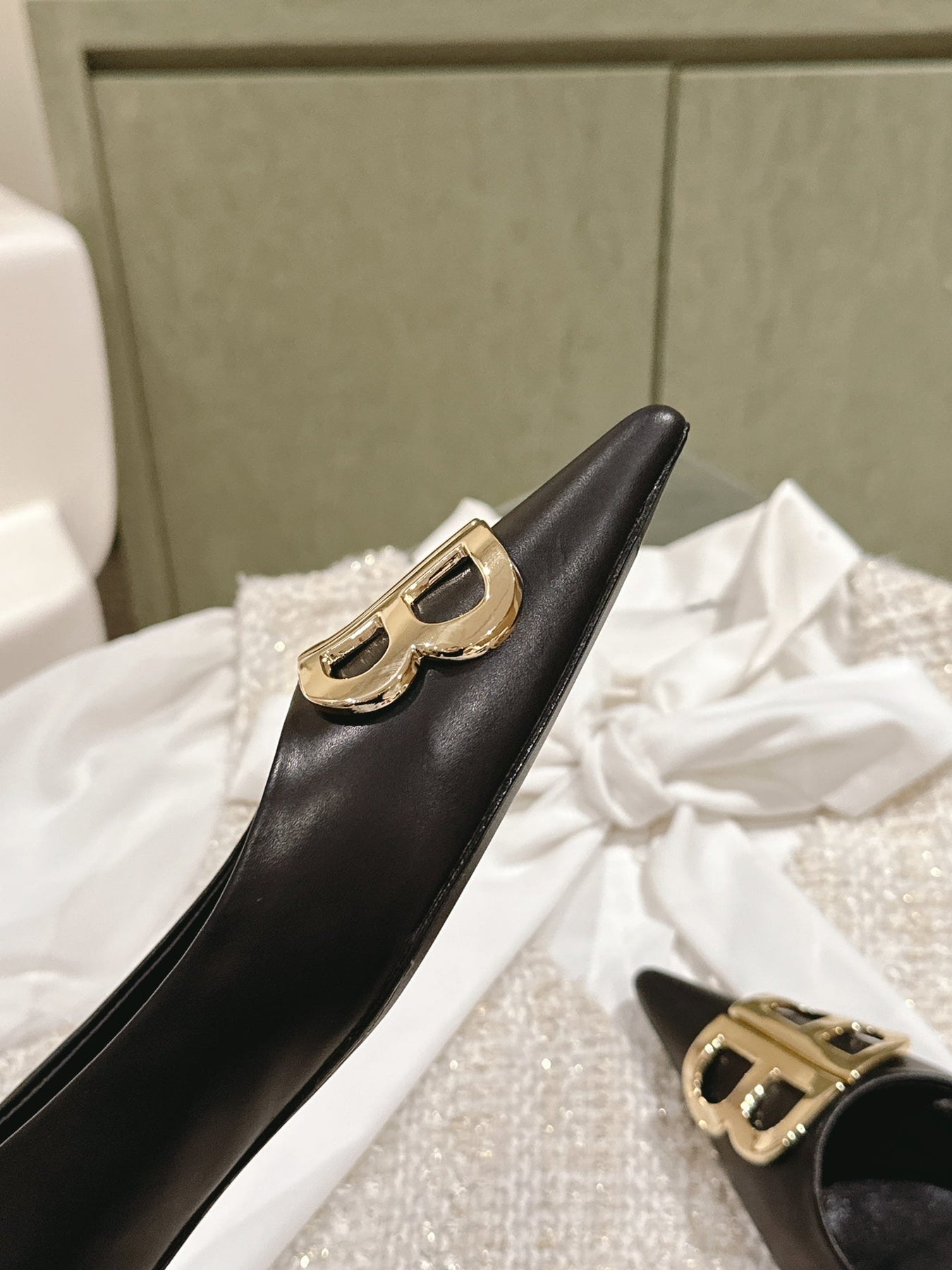 POINTED BB GOLD BUCKLE BALLET FLAT IN BLACK SMOOTH LAMBSKIN