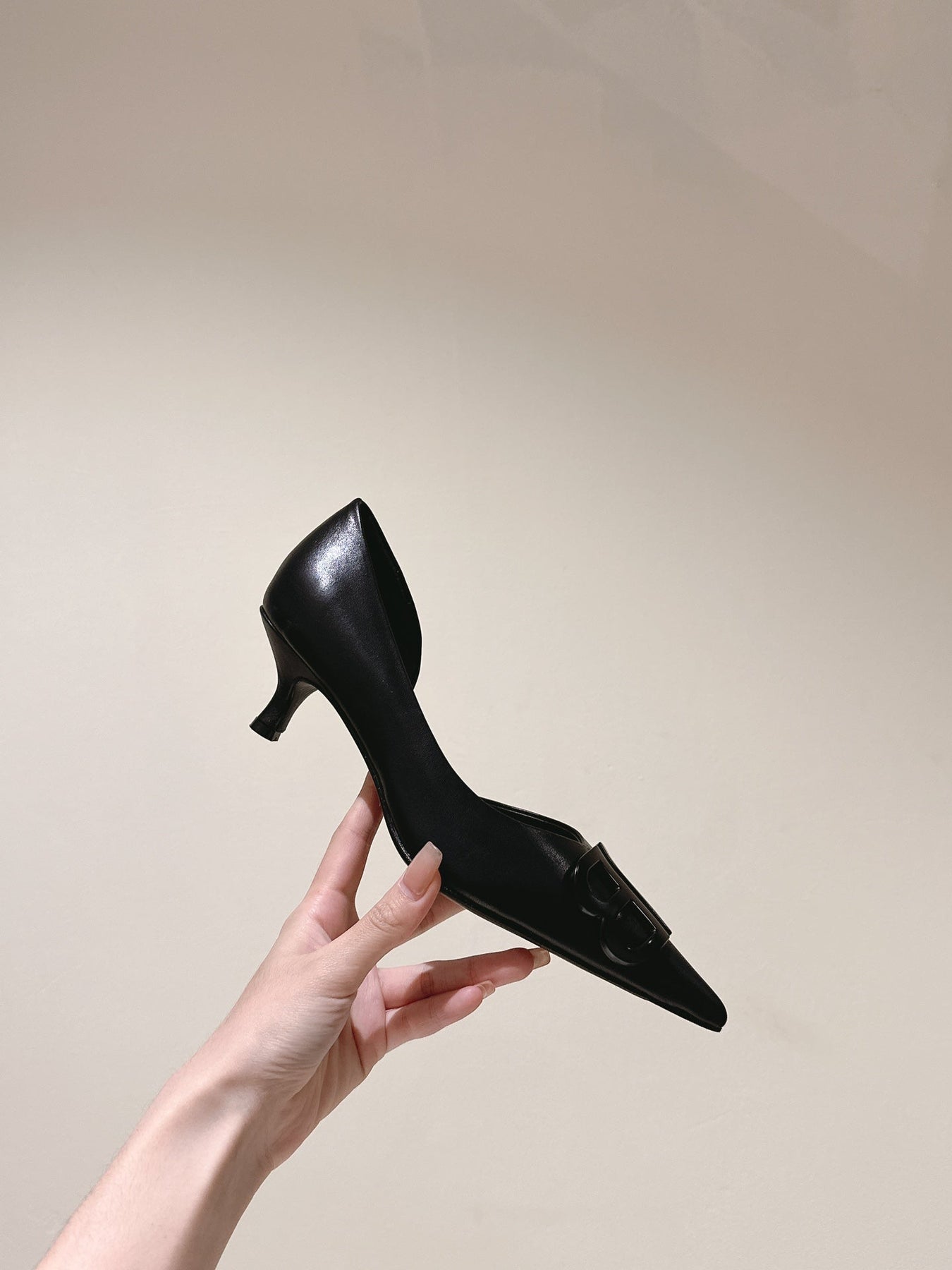 POINTED BB BLACK BUCKLE KITTEN HEEL PUMPS IN BLACK SMOOTH LAMBSKIN