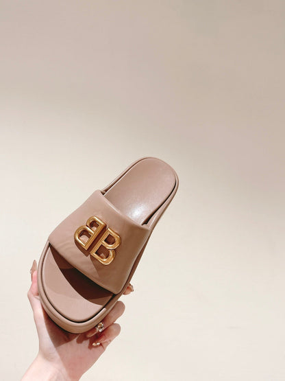 RISE SANDALS IN BEIGE SHINY LAMBSKIN GOLD BUCKLE