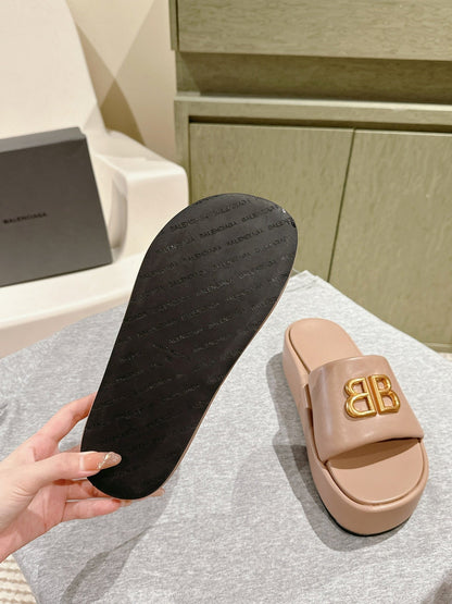 RISE SANDALS IN BEIGE SHINY LAMBSKIN GOLD BUCKLE