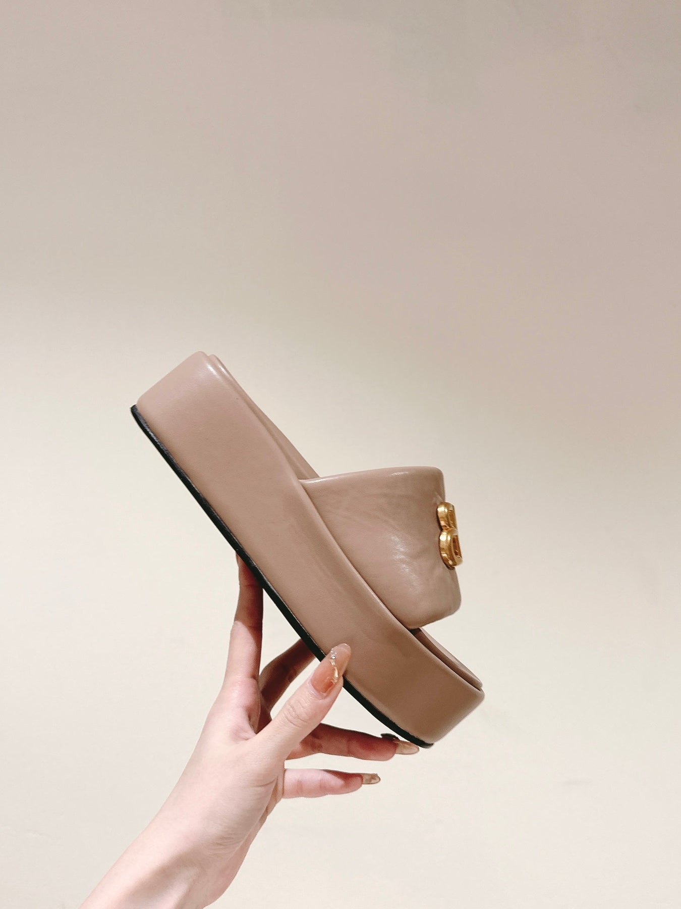 RISE SANDALS IN BEIGE SHINY LAMBSKIN GOLD BUCKLE