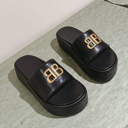 RISE SANDALS IN BLACK SHINY LAMBSKIN GOLD BUCKLE