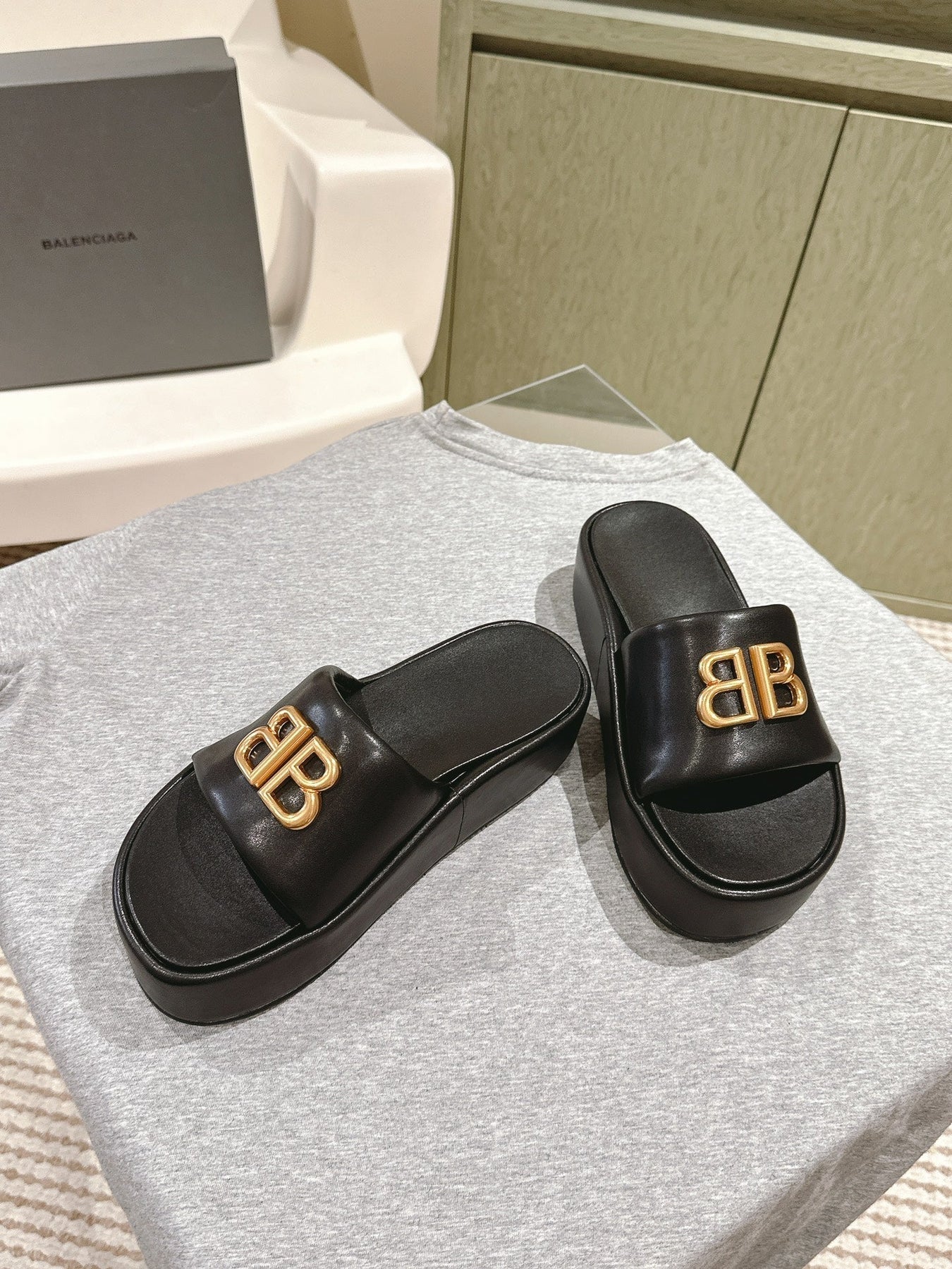 RISE SANDALS IN BLACK SHINY LAMBSKIN GOLD BUCKLE
