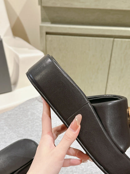 RISE SANDALS IN BLACK SHINY LAMBSKIN GOLD BUCKLE