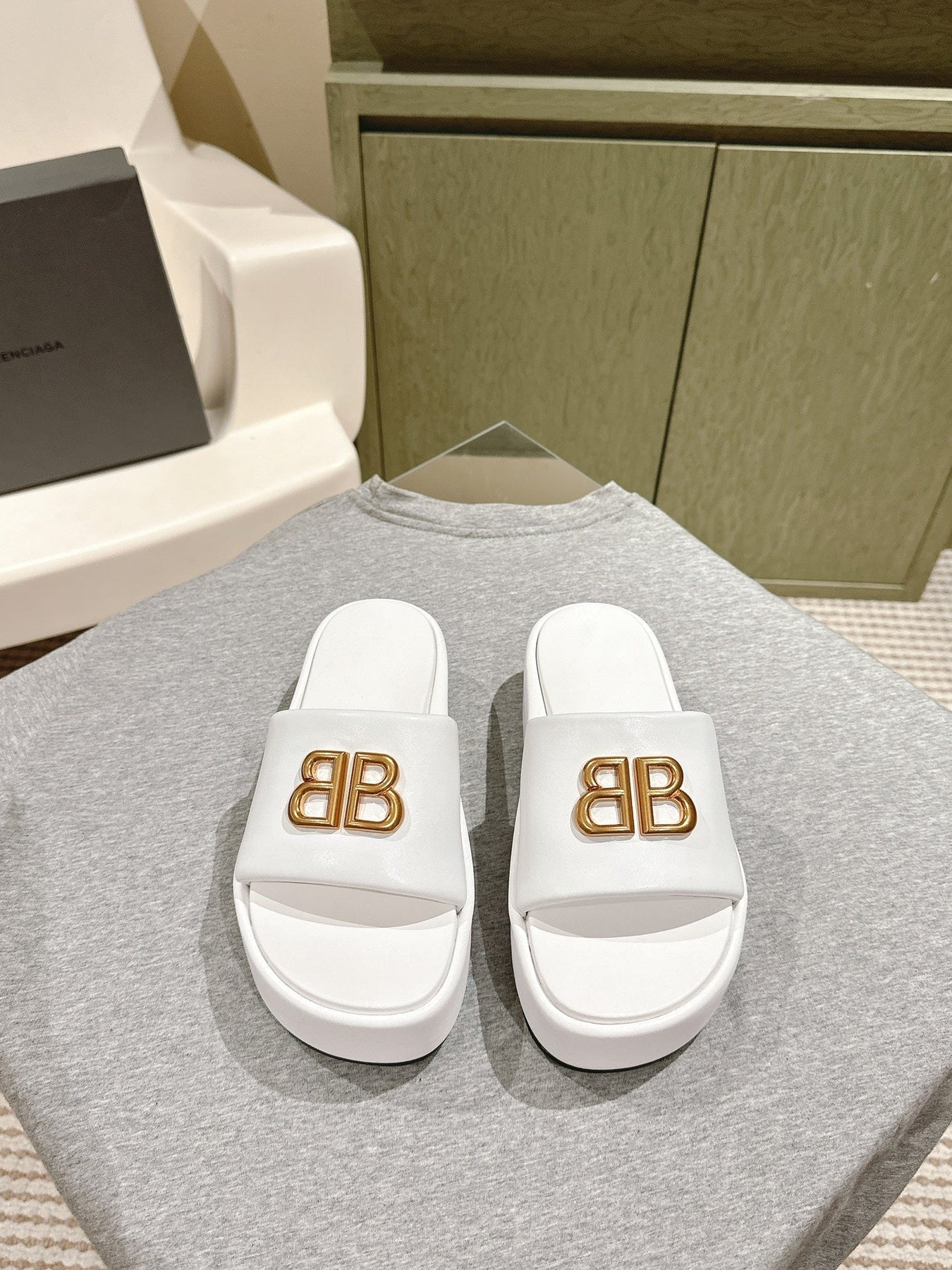 RISE SANDALS IN WHITE SHINY LAMBSKIN GOLD BUCKLE